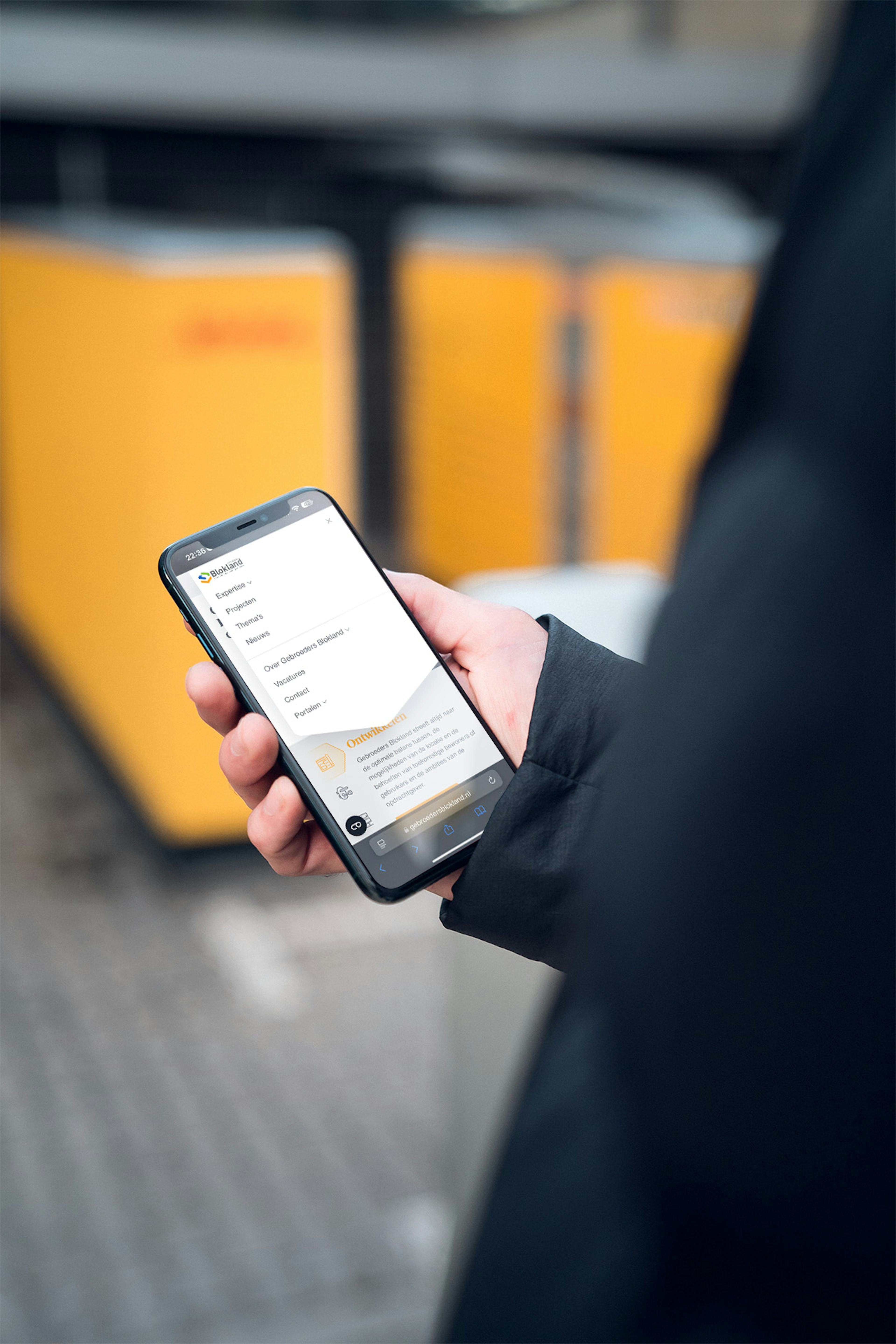 Man looking at the gebroeders Blokland website on mobile